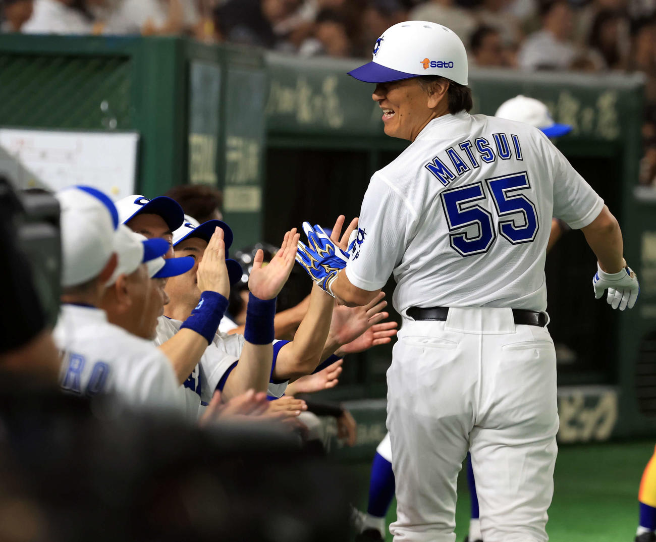 高校野球女子選抜対イチロー選抜　4回裏イチロー選抜1死一塁、松井秀喜氏は安打を放ち、代走を送られ笑顔でベンチに戻る（撮影・浅見桂子）