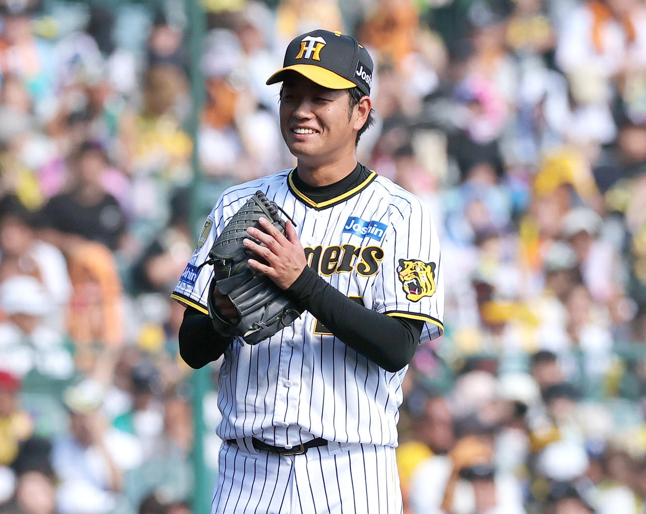 阪神対巨人　3回表巨人無死、高橋は岸田の三ゴロに仕留めた佐藤輝に向かって笑顔を見せる（撮影・上山淳一）