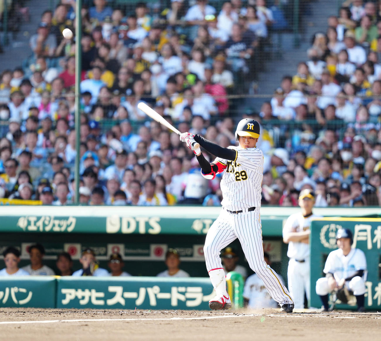 阪神対巨人　2回裏阪神2死一塁、遊撃内野安打とする高橋（撮影・江口和貴）