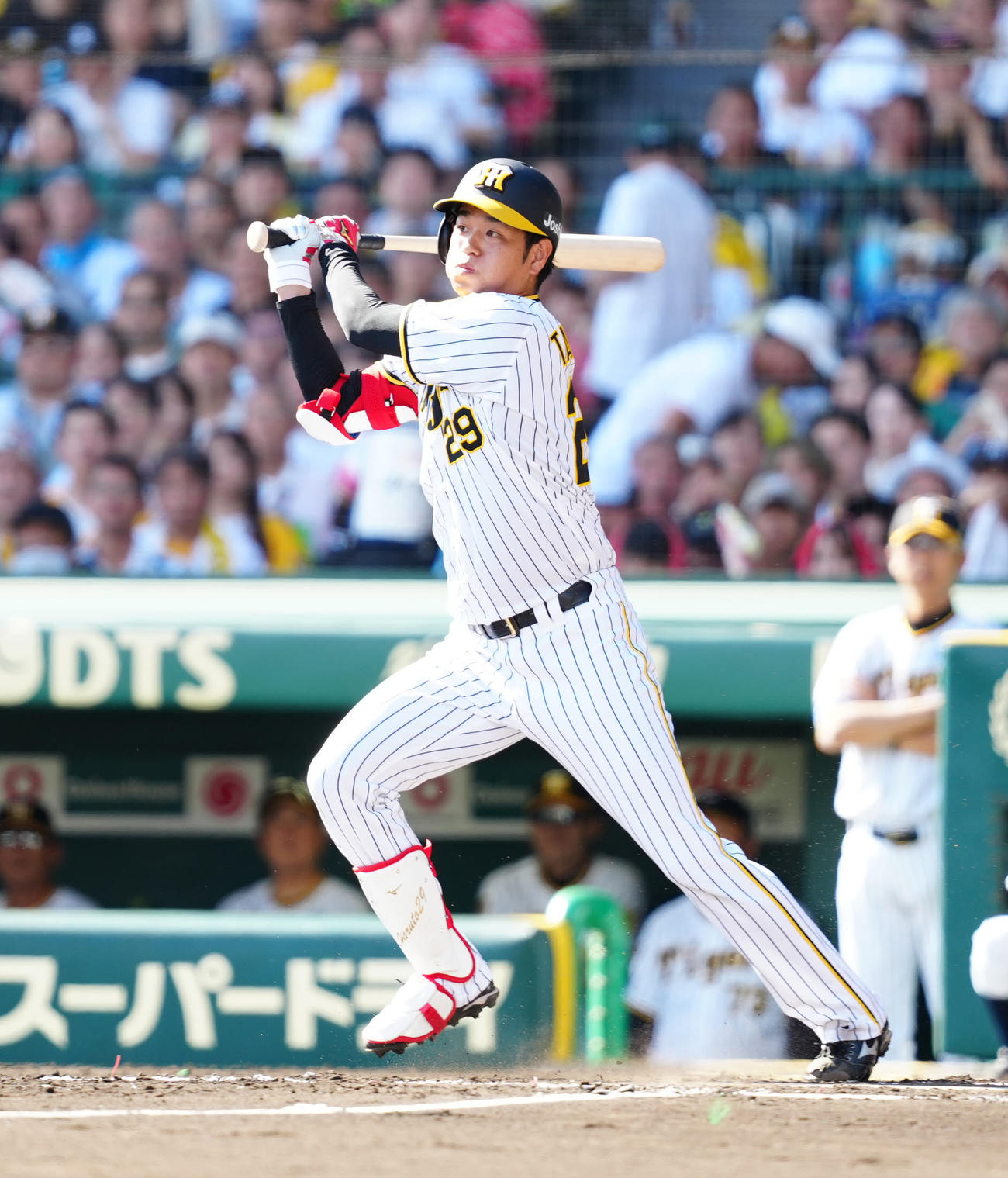 阪神対巨人　2回裏阪神2死一塁、遊撃内野安打とする高橋（撮影・江口和貴）