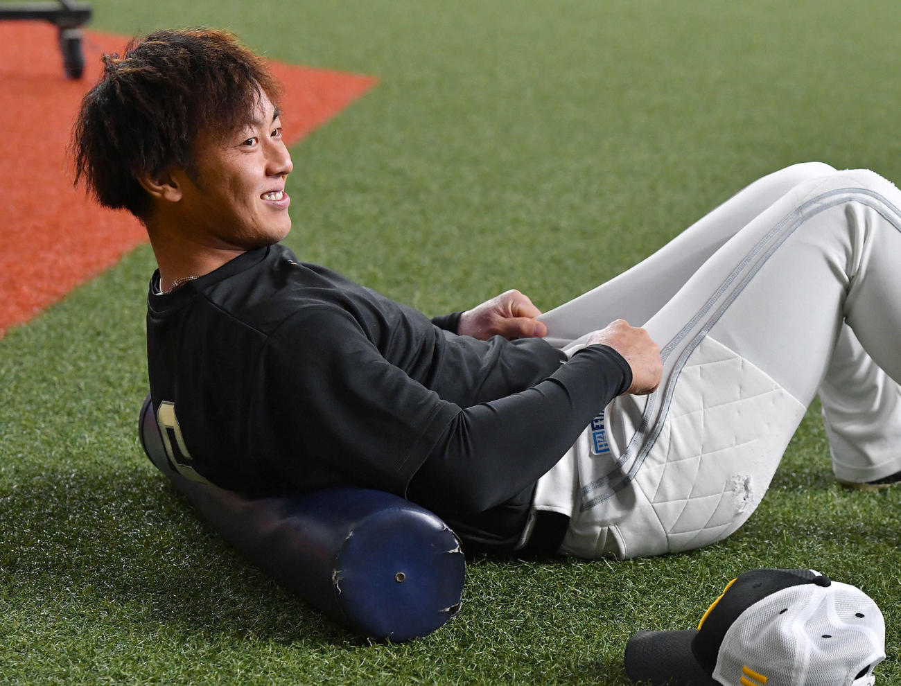 オリックス対ソフトバンク　笑顔でストレッチを行う今宮（撮影・岩下翔太）