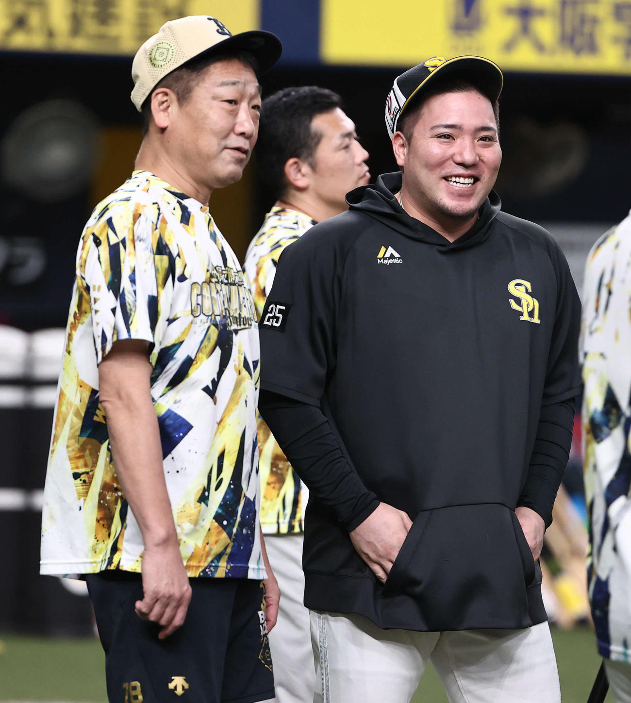 オリックス対ソフトバンク　試合前の練習で談笑するオリックス中嶋監督（左）とソフトバンク山川（撮影・西尾就之）