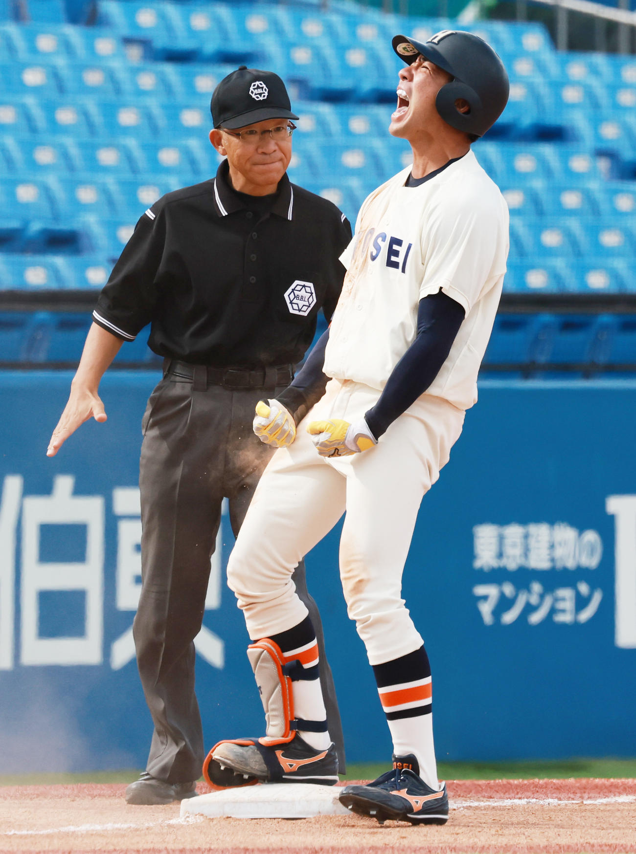 法大対立大　8回表法大1死一、二塁、左中間に2点適時三塁打を放ち喜ぶ篠木（撮影・野上伸悟）