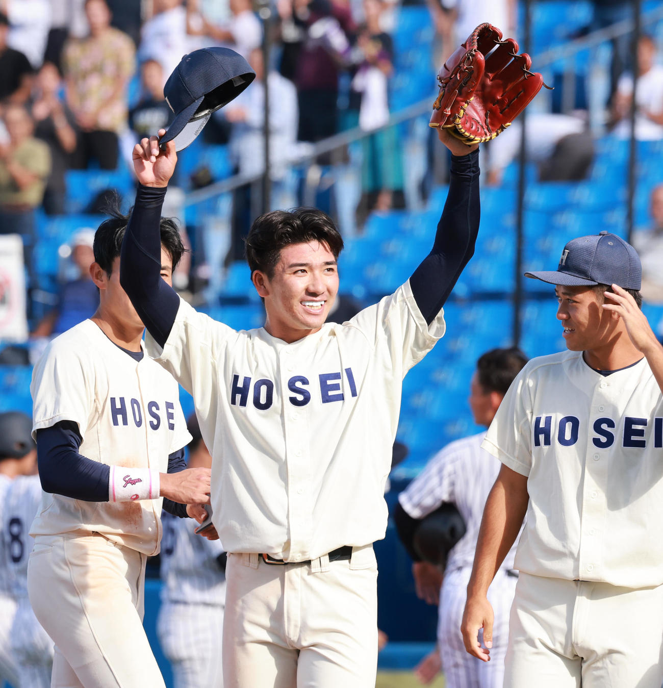 法大対立大　完投勝利を挙げ喜ぶ法大・篠木（撮影・野上伸悟）