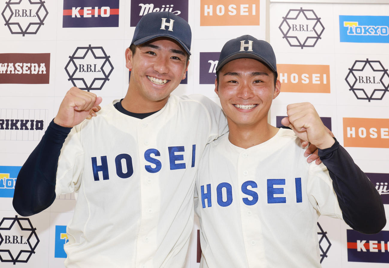 法大対立大　木更津総合高の先輩、後輩の法大・篠木（左）と中西祐は、1勝1敗のタイとし笑顔でガッツポーズ（撮影・野上伸悟）