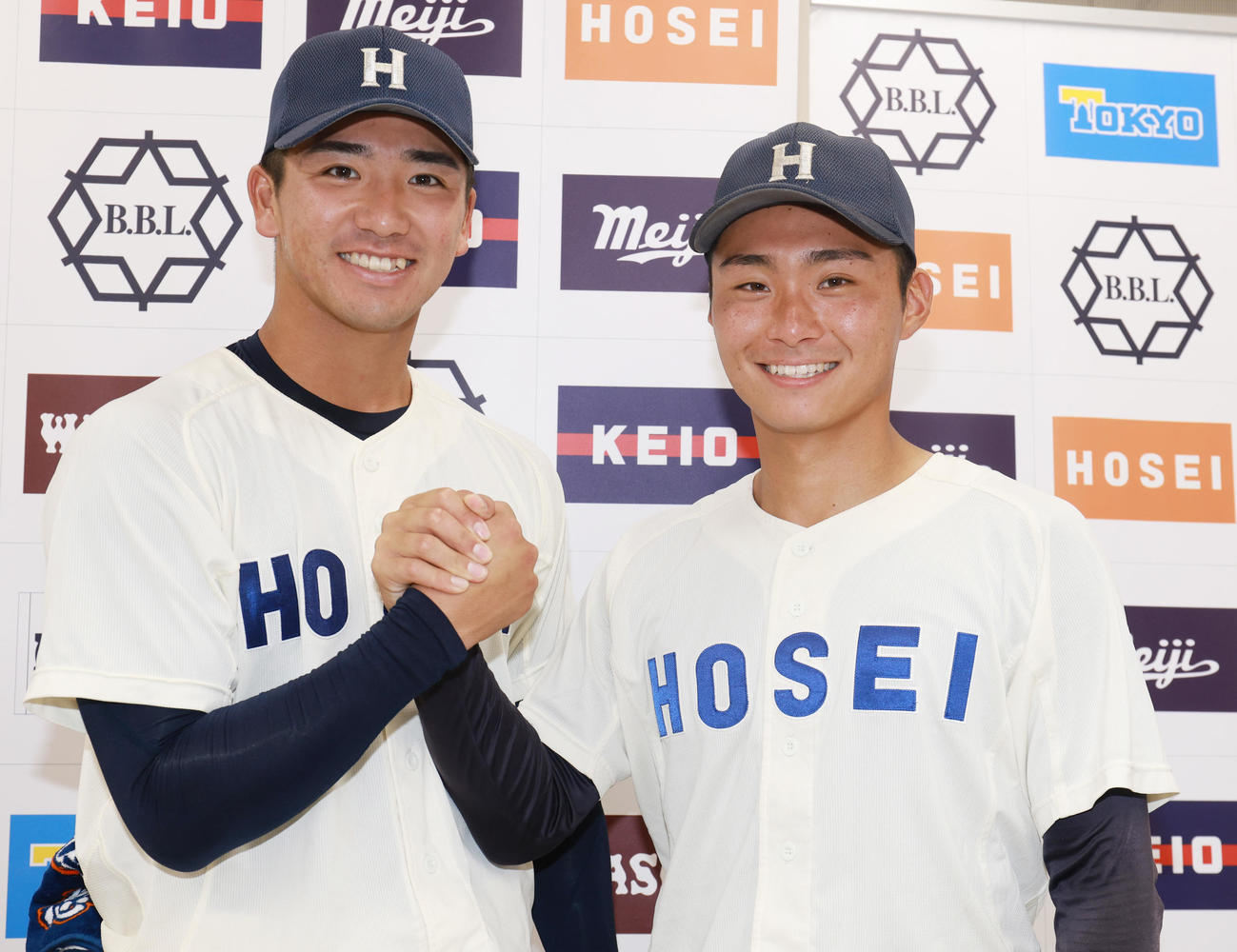 法大対立大　木更津総合高の先輩、後輩の法大・篠木（左）と中西祐は、1勝1敗のタイとし笑顔で手を握る（撮影・野上伸悟）