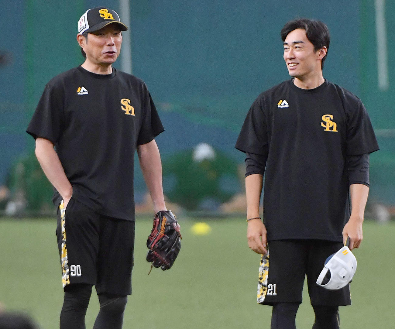 オリックス対ソフトバンク　和田（右）と話す小久保監督（撮影・岩下翔太）