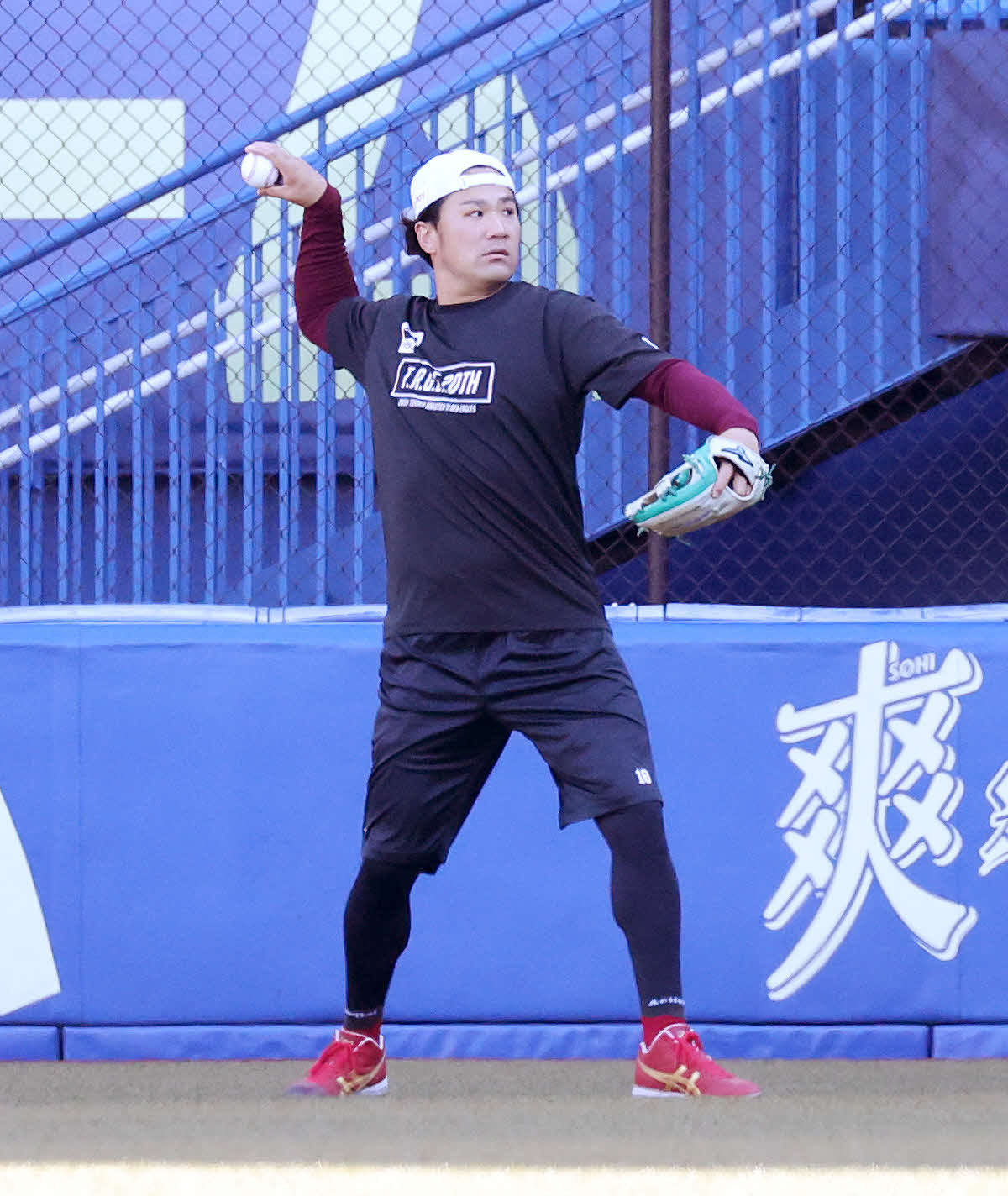 ロッテ対楽天　キャッチボールする楽天田中将（撮影・鈴木正人）