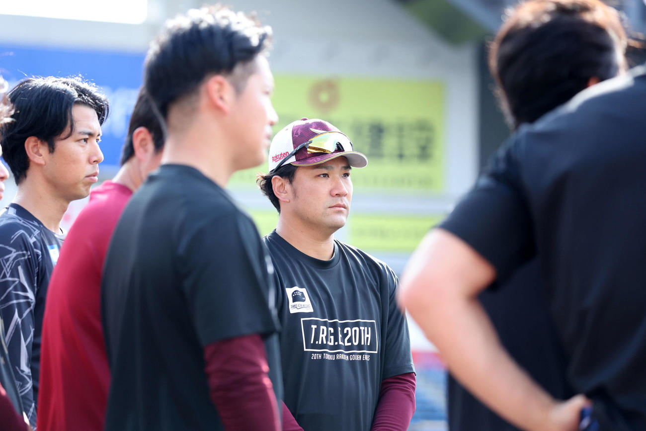 ロッテ対楽天　1軍合流した楽天田中将（中央）（撮影・鈴木正人）