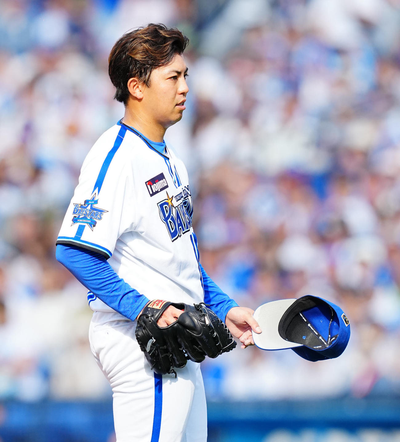 DeNA対ヤクルト　4回表ヤクルト2死、山田哲人に死球を当て謝る東（撮影・垰建太）