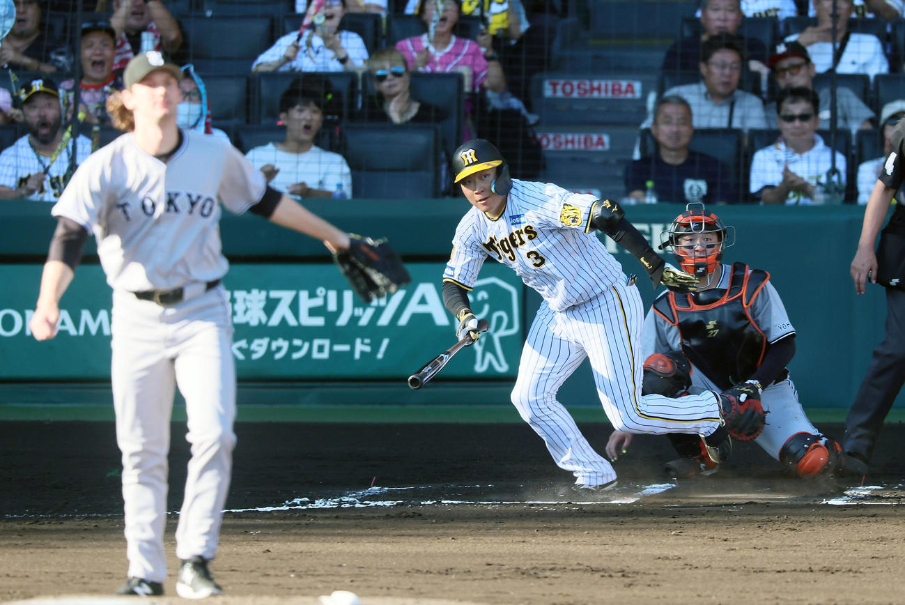 阪神対巨人　6回裏阪神無死、大山は左へ二塁打を放つ。投手ケラー（撮影・加藤哉）