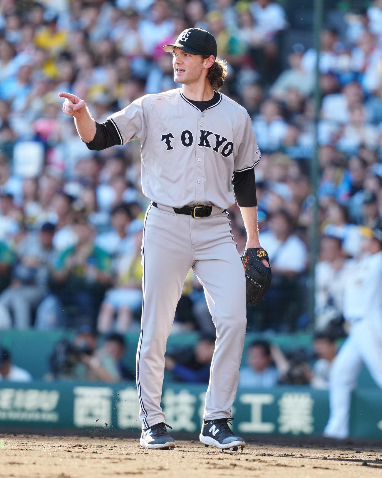 阪神対巨人　6回裏終了後、ベンチに引き揚げる巨人2番手のケラー（撮影・江口和貴）