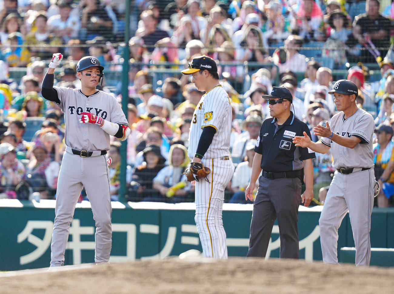 阪神対巨人　7回表巨人無死一、三塁、先制適時打を放ちガッツポーズの坂本（左）（撮影・江口和貴）