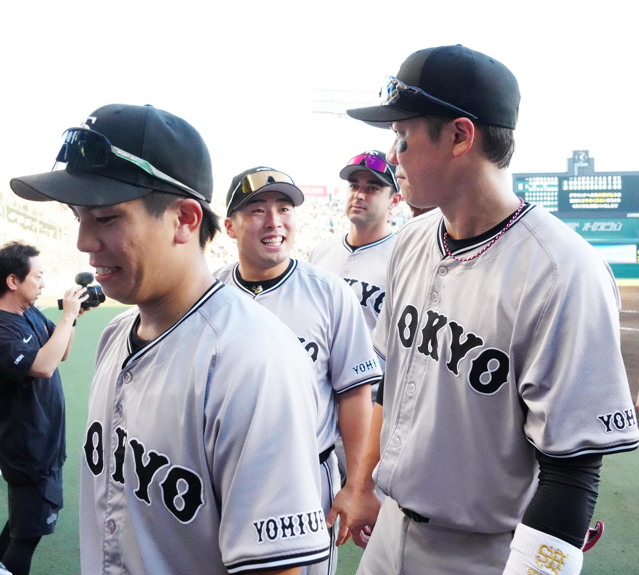 阪神対巨人　試合後、巨人浅野（中央左）から祝福される坂本（撮影・江口和貴）