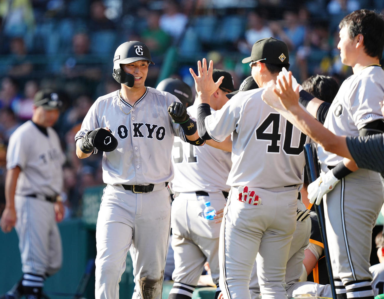 阪神対巨人　7回表巨人無死一、三塁、坂本の先制適時打で生還した吉川（左）（撮影・江口和貴）