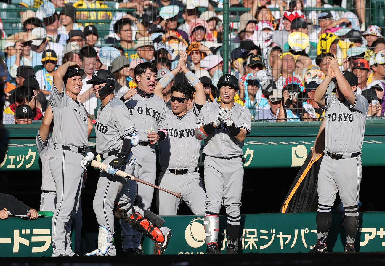 阪神対巨人　7回表巨人無死一、三塁、代打坂本が先制の右前適時打を放ちベンチで盛り上がる巨人の選手ら（撮影・上山淳一）