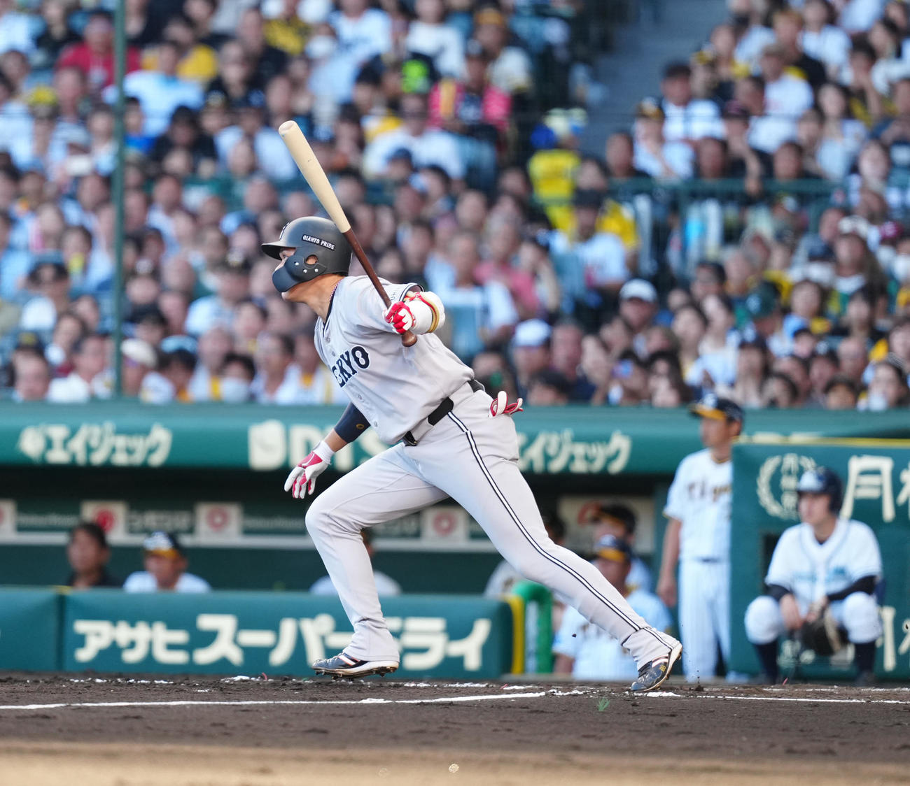 阪神対巨人　7回表巨人無死一、三塁、先制適時打を放つ坂本（撮影・江口和貴）