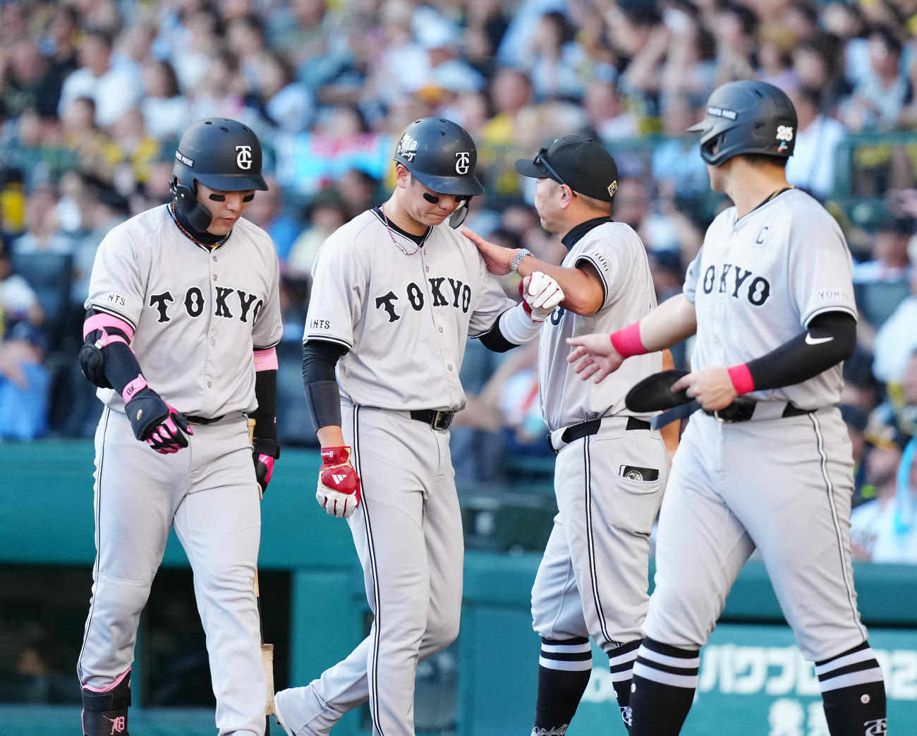 阪神対巨人　7回表終了後、巨人阿部監督（中央右）からねぎらいを受ける坂本（撮影・江口和貴）