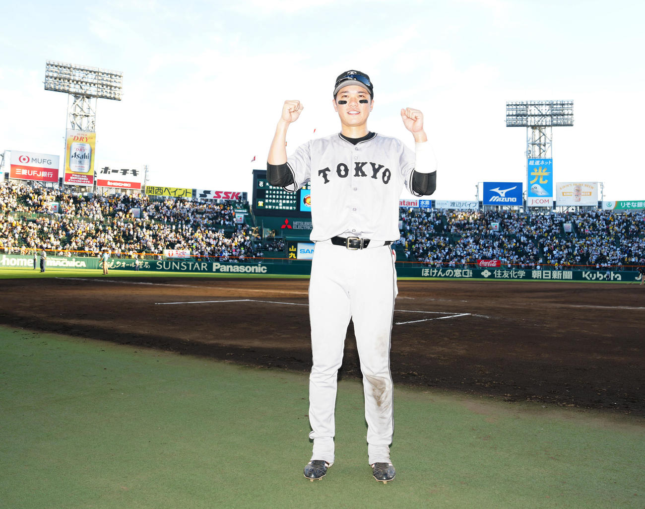 阪神対巨人　試合後、ガッツポーズで写真に納まる巨人坂本（撮影・江口和貴）
