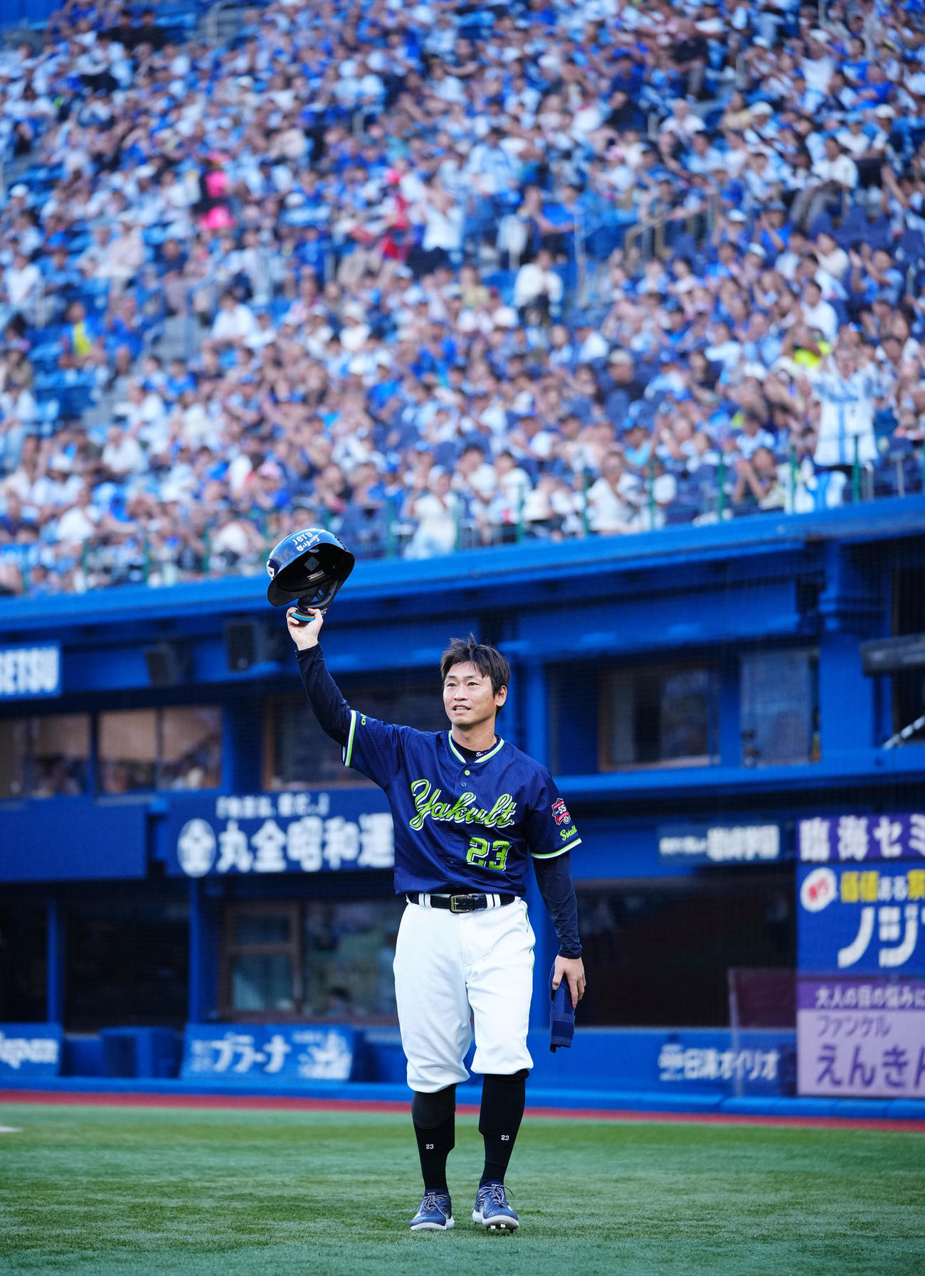 DeNA対ヤクルト　8回表の攻撃を終え横浜スタジアムのファンの歓声に応えるヤクルト青木（撮影・垰建太）