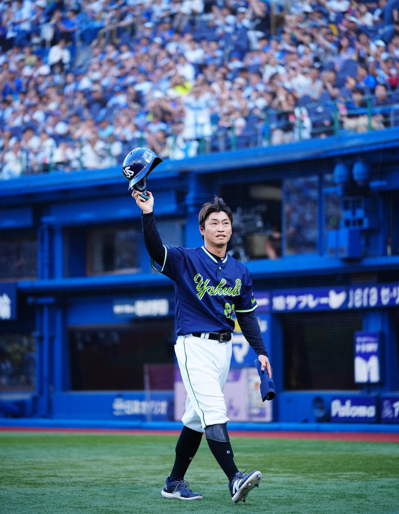 DeNA対ヤクルト　8回表の攻撃を終え横浜スタジアムのファンの歓声に応えるヤクルト青木（撮影・垰建太）