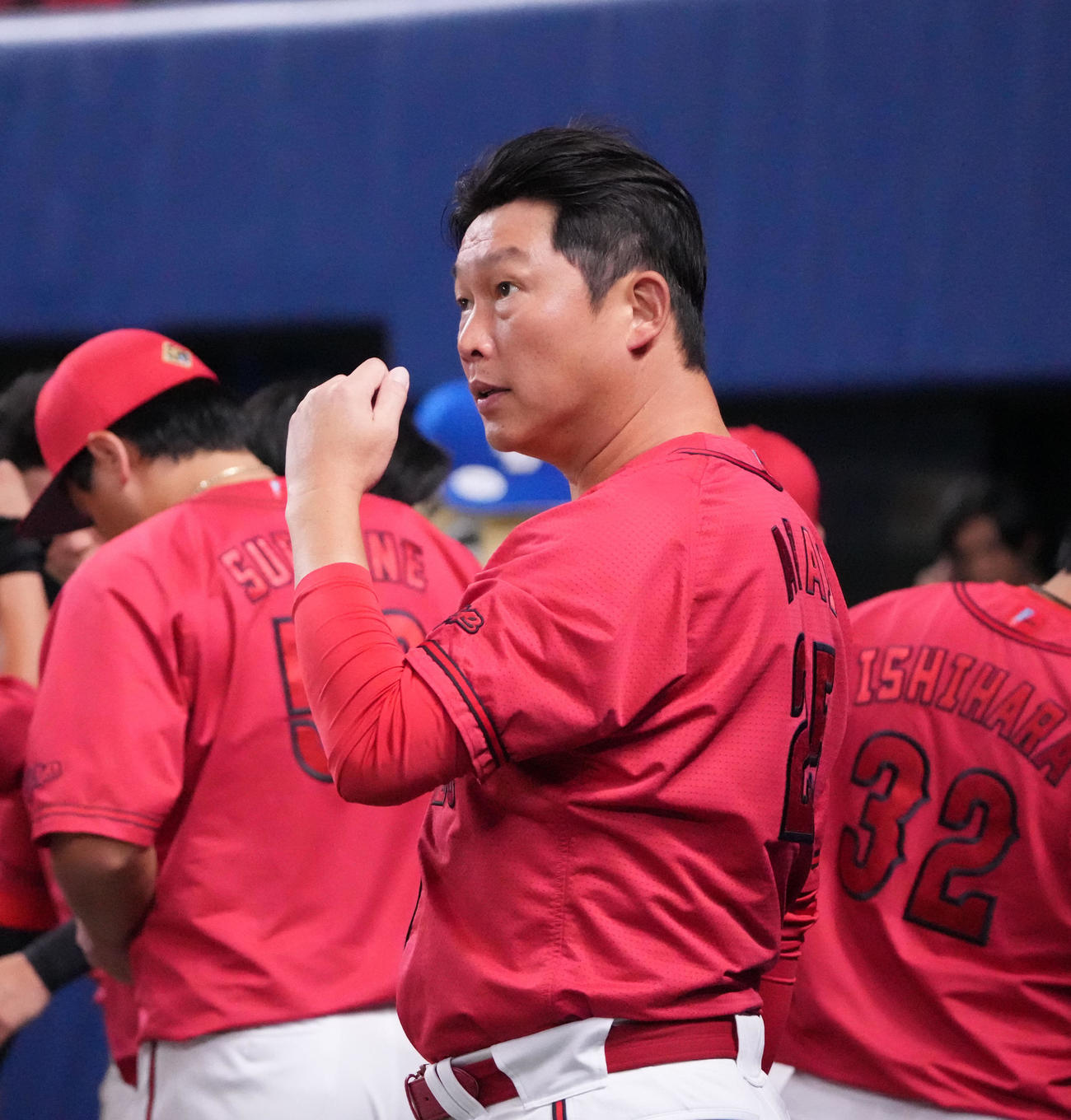 中日対広島　試合終了、レフトスタンドのファンへあいさつ後、グラウンドを見つめる新井監督（撮影・森本幸一）