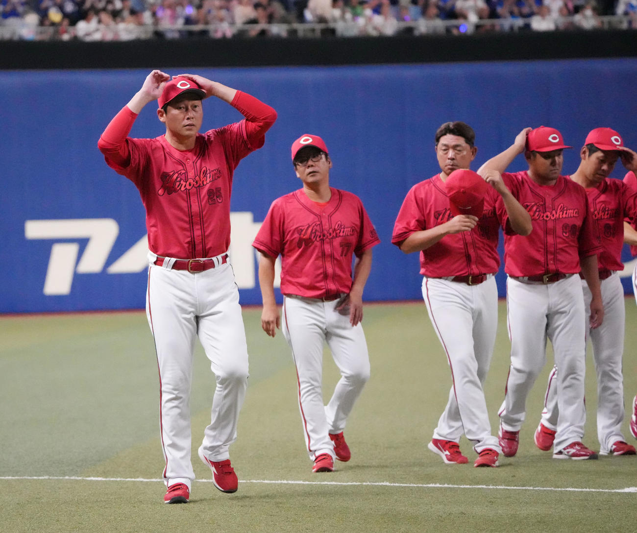中日対広島　試合終了、レフトスタンドのファンへあいさつ行いベンチへ戻る新井監督（左）ら広島ナイン（撮影・森本幸一）