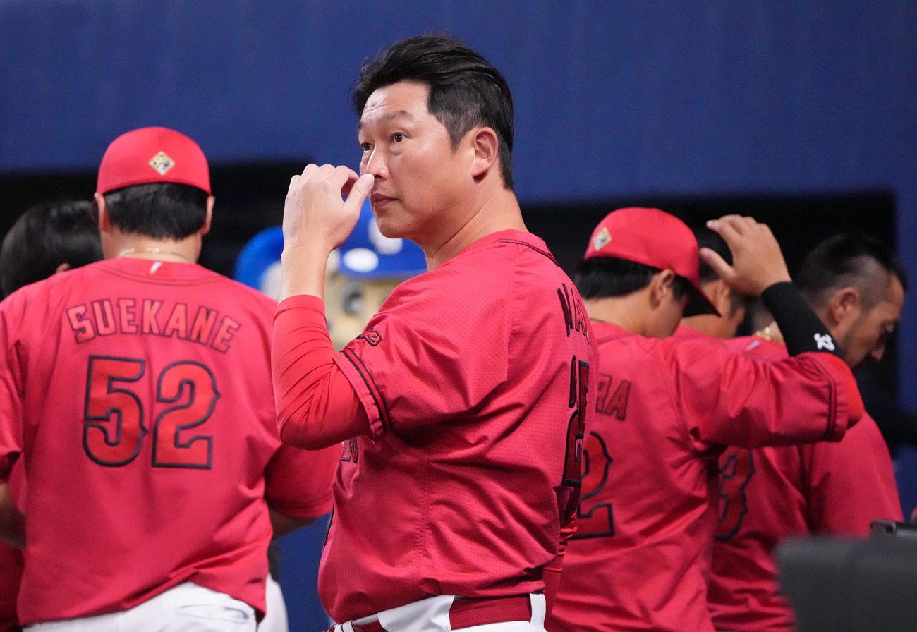中日対広島　試合終了、レフトスタンドのファンへあいさつ後、グラウンドを見つめる新井監督（中央）（撮影・森本幸一）