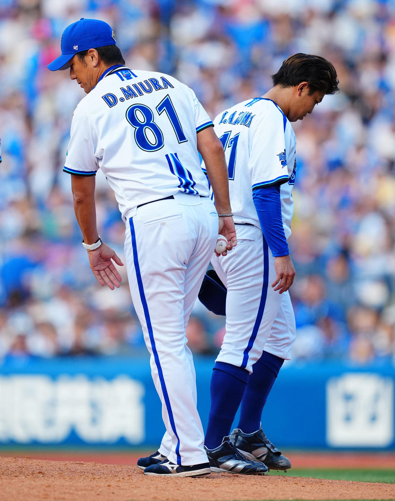 DeNA対ヤクルト　7回表ヤクルト2死、東（右）に降板を告げる三浦監督（撮影・垰建太）