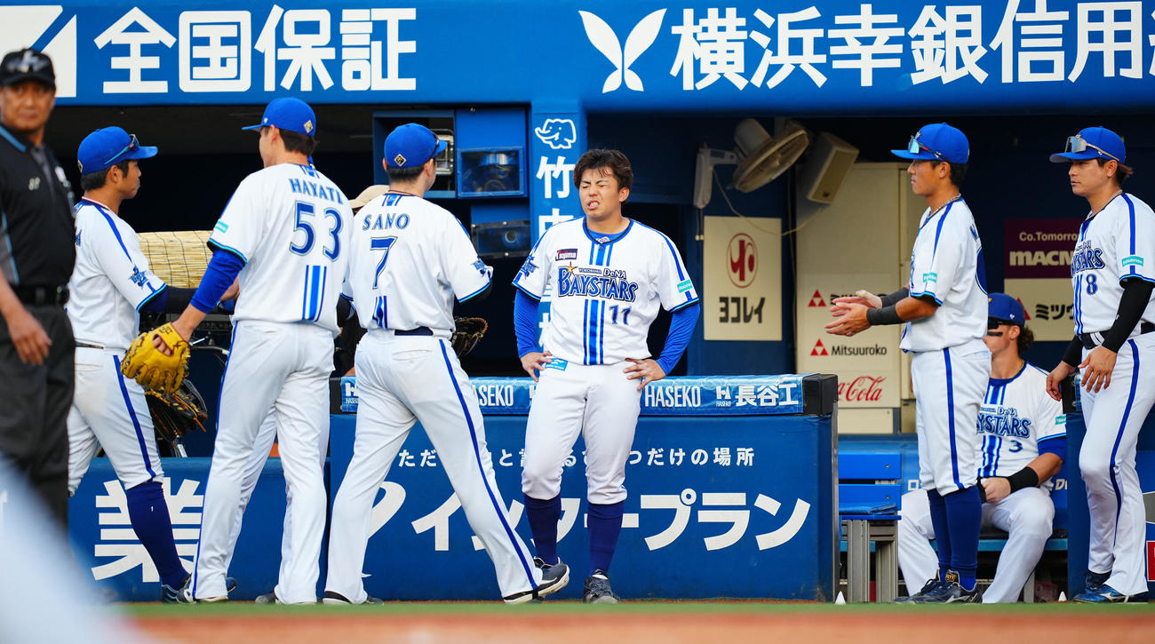 DeNA対ヤクルト　7回表を終えベンチに戻るナインに申し訳なさそうな表情を見せるDeNA東（中央）（撮影・垰建太）