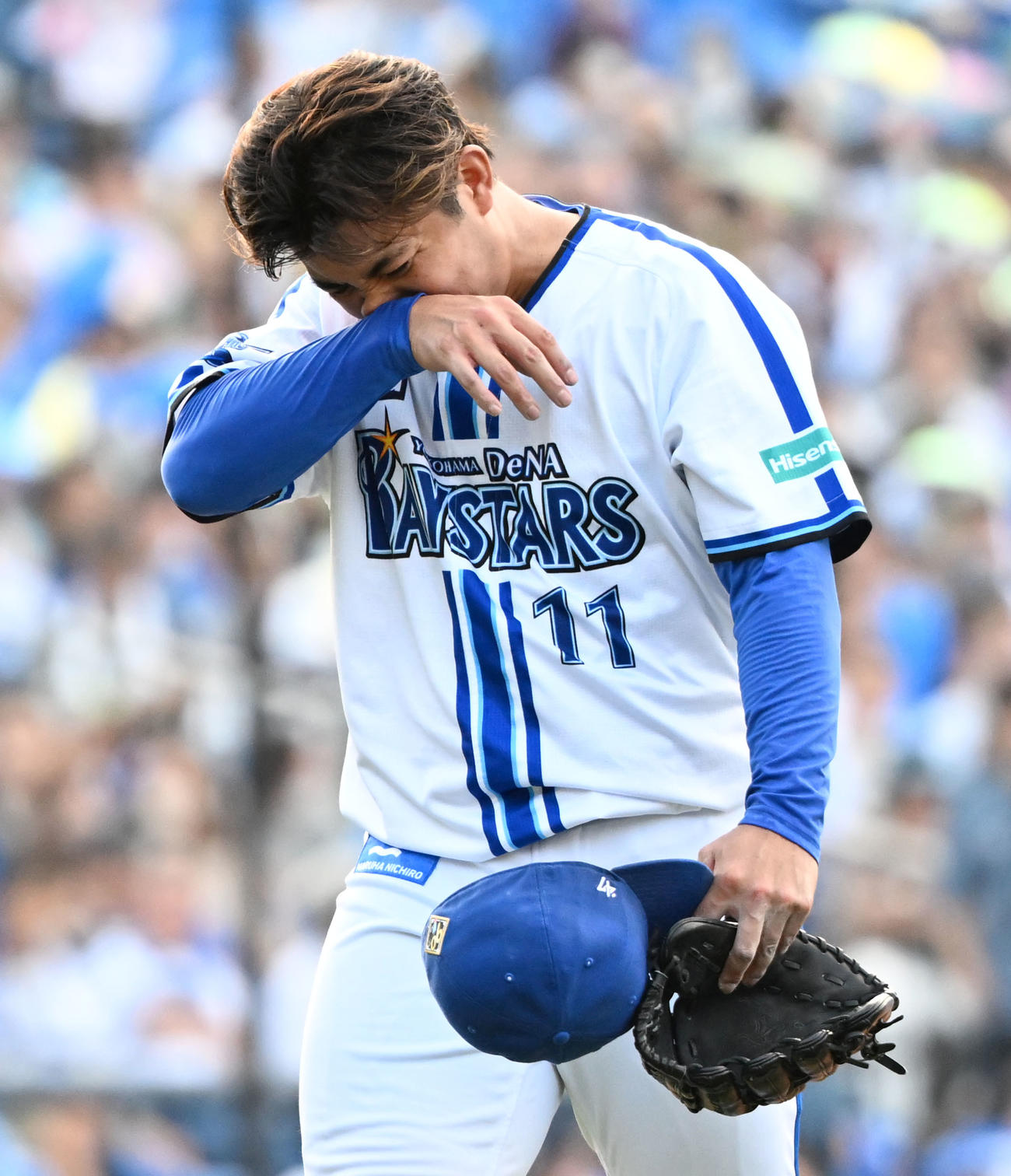 DeNA対ヤクルト　7回表ヤクルト2死一塁、村上宗隆に逆転2ランを許し、降板する東（撮影・千葉一成）