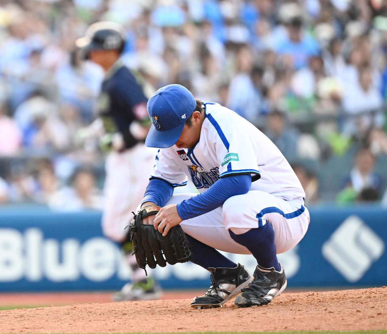 DeNA対ヤクルト　7回表ヤクルト2死一塁、村上（左）に逆転2ランを許し、マウンドでうなだれる東