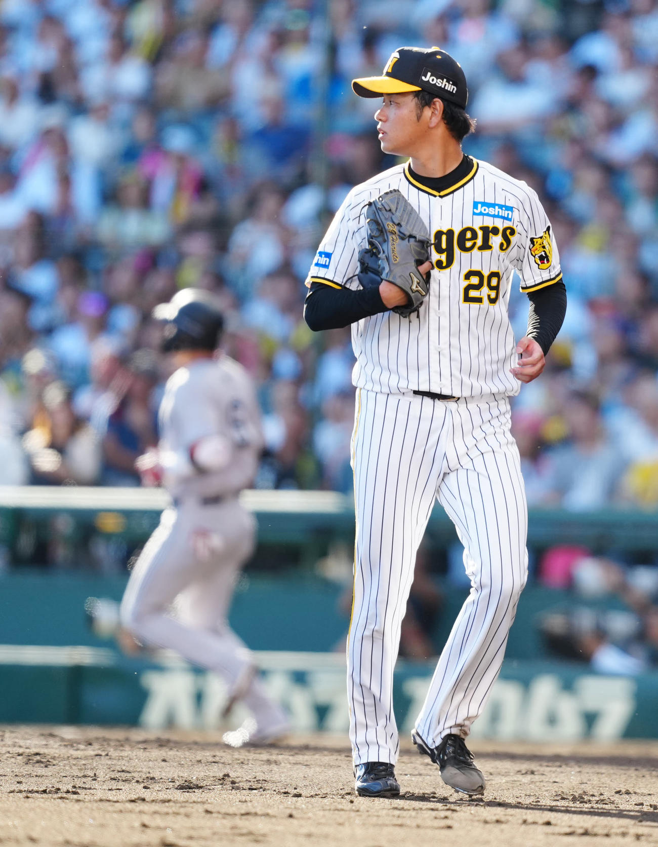 阪神対巨人　7回表巨人無死一、三塁、坂本（後方）に先制適時打を浴びる高橋（撮影・江口和貴）