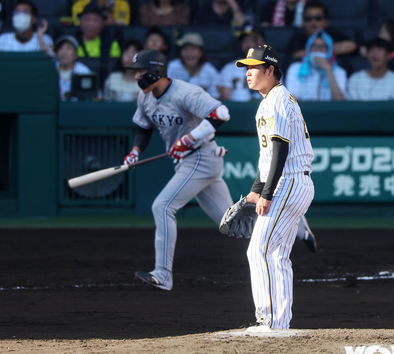 阪神対巨人　7回表巨人無死一、三塁、高橋は代打坂本に右前適時打を打たれて失点（撮影・加藤哉）