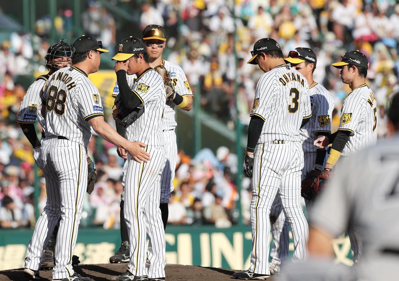 阪神対巨人　7回表巨人無死一、三塁、高橋（左から3人目）は代打坂本に右前適時打を浴び降板となる（撮影・上山淳一）