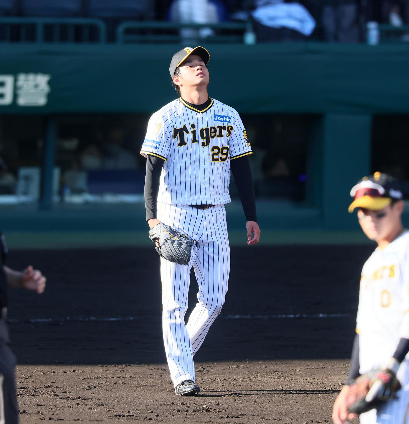 阪神対巨人　7回表巨人無死、高橋は吉川に中前打を打たれ悔しそうに天を見上げる（撮影・加藤哉）
