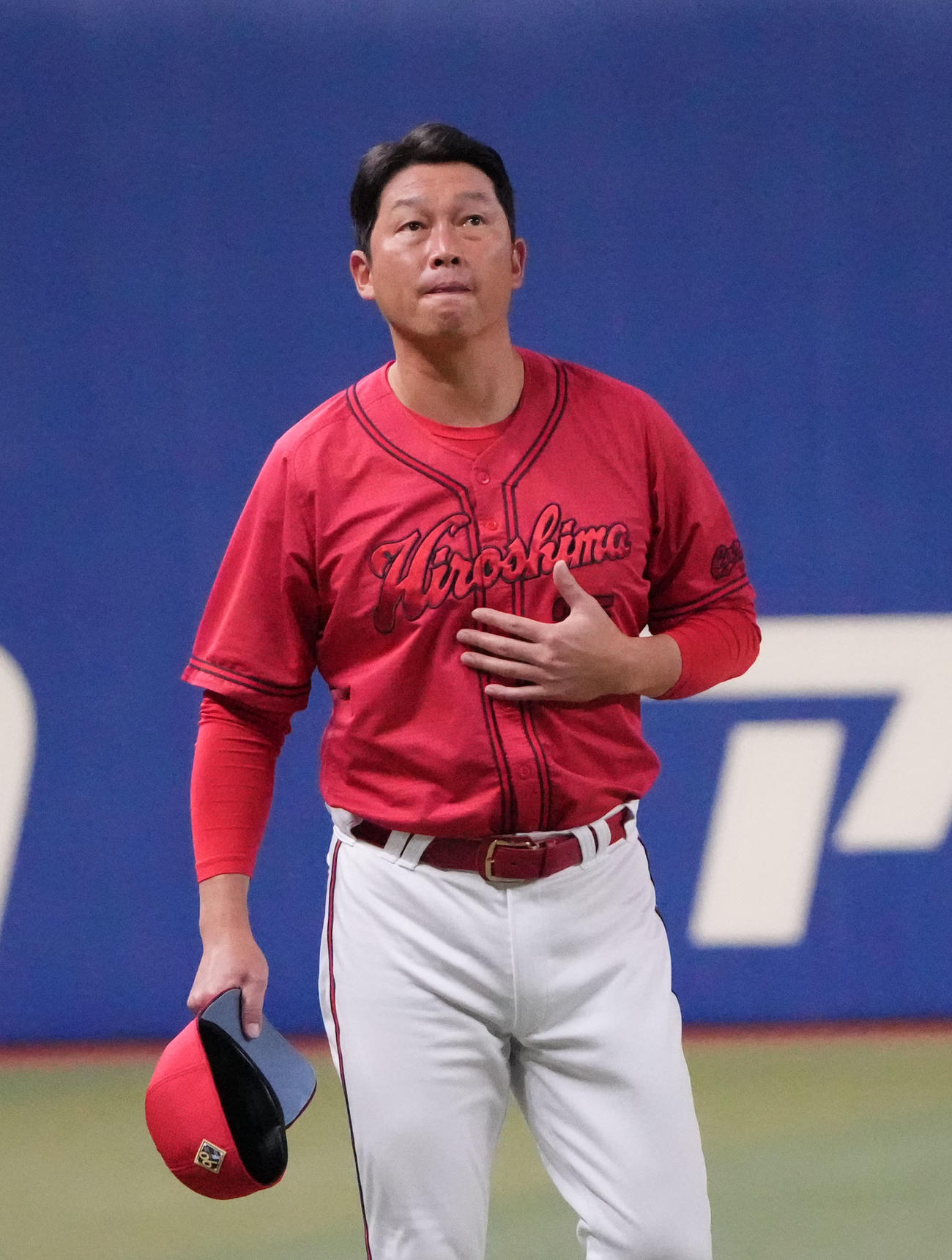 中日対広島　試合終了、レフトスタンドのファンへあいさつ後、悔しそうな表情を見せる新井監督（撮影・森本幸一）