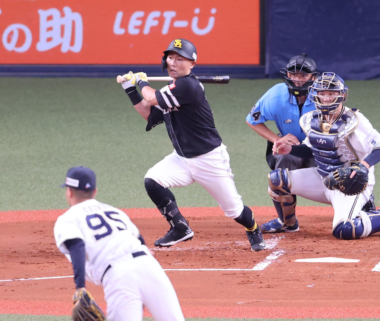 オリックス対ソフトバンク　1回表ソフトバンク2死一、二塁、中村晃は右前に先制適時打を放つ（撮影・梅根麻紀）