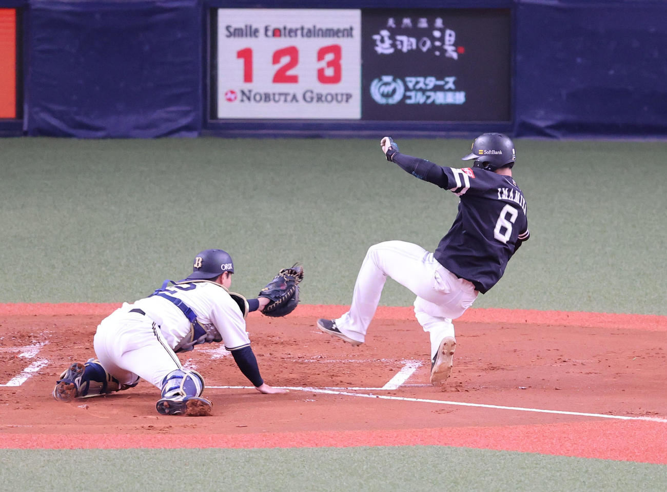 オリックス対ソフトバンク　1回表ソフトバンク2死一、二塁、中村晃の右前先制適時打で生還する今宮（撮影・梅根麻紀）