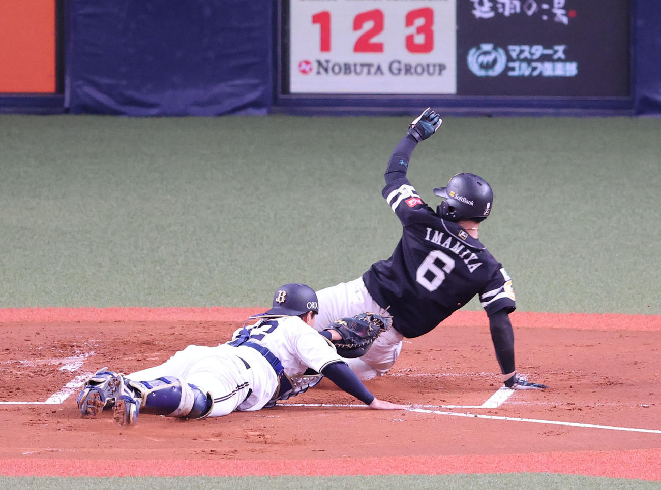 オリックス対ソフトバンク　1回表ソフトバンク2死一、二塁、中村晃の右前先制適時打で生還する今宮（撮影・梅根麻紀）