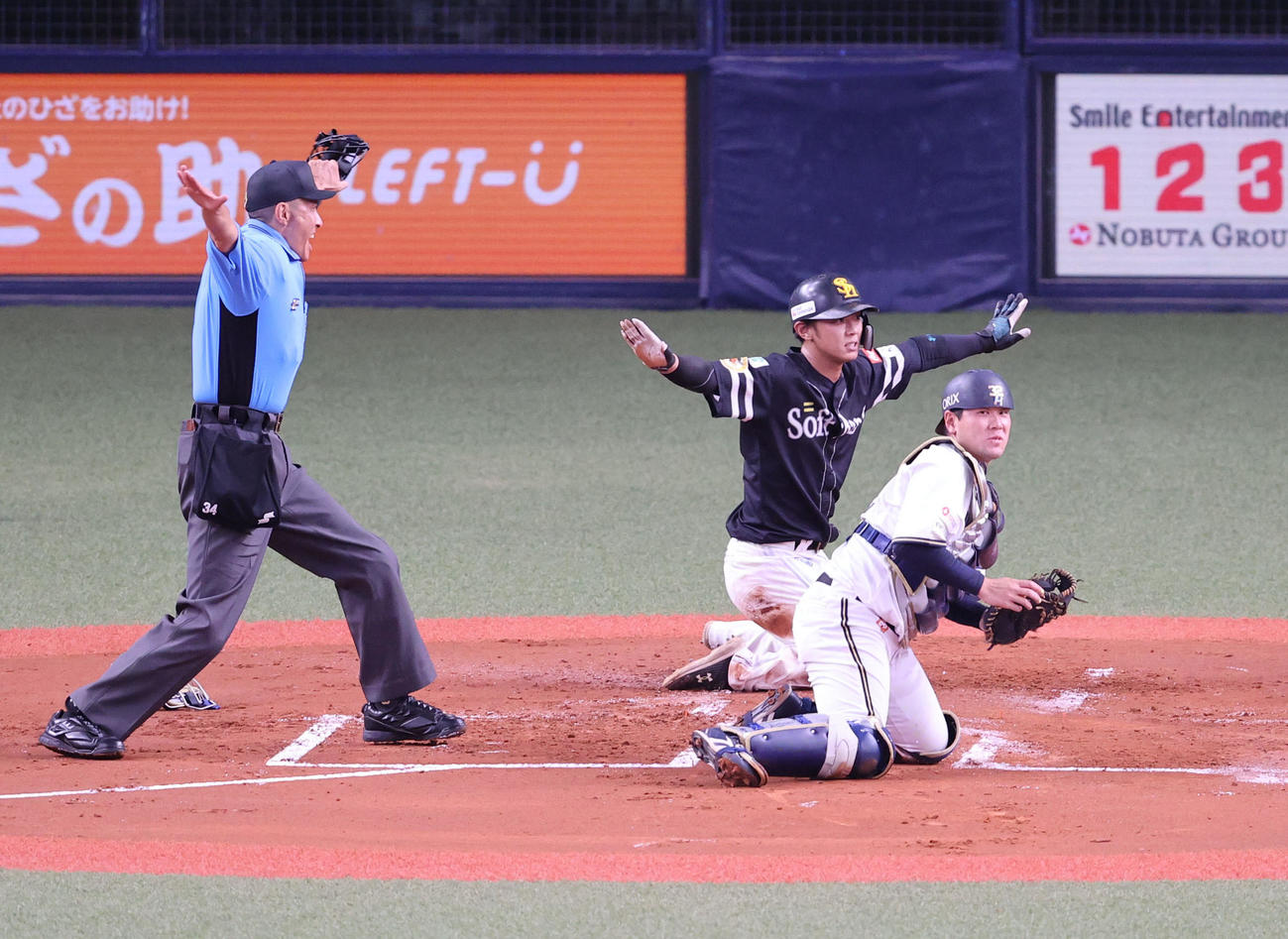 オリックス対ソフトバンク　1回表ソフトバンク2死一、二塁、中村晃の右前先制適時打で生還する今宮（撮影・梅根麻紀）
