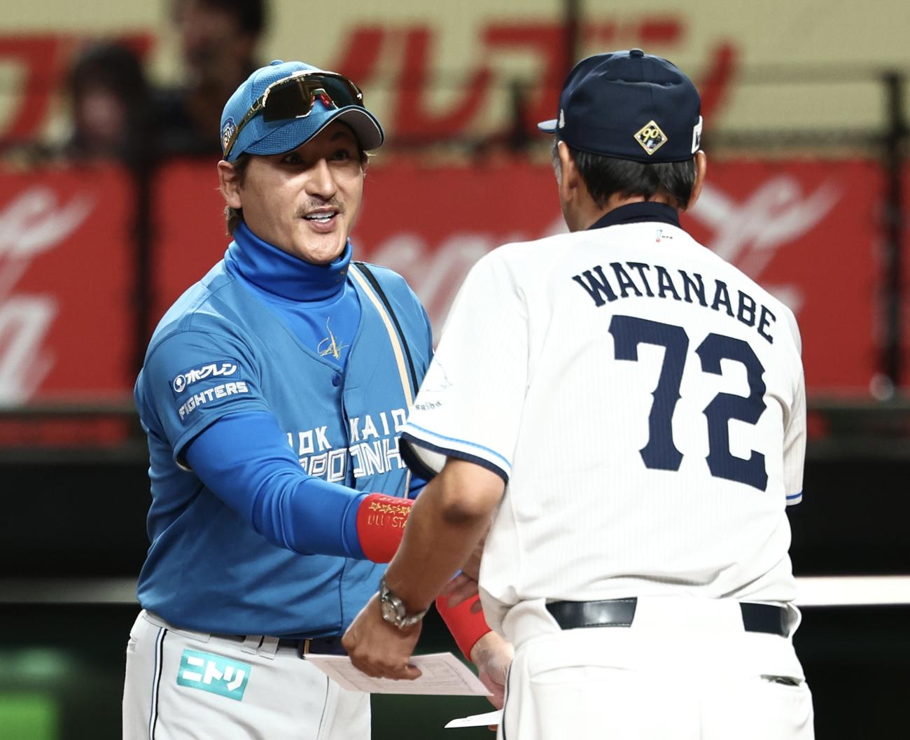 西武対日本ハム　開始前、西武渡辺監督代行（手前）と握手を交わす日本ハム新庄監督（撮影・河田真司）