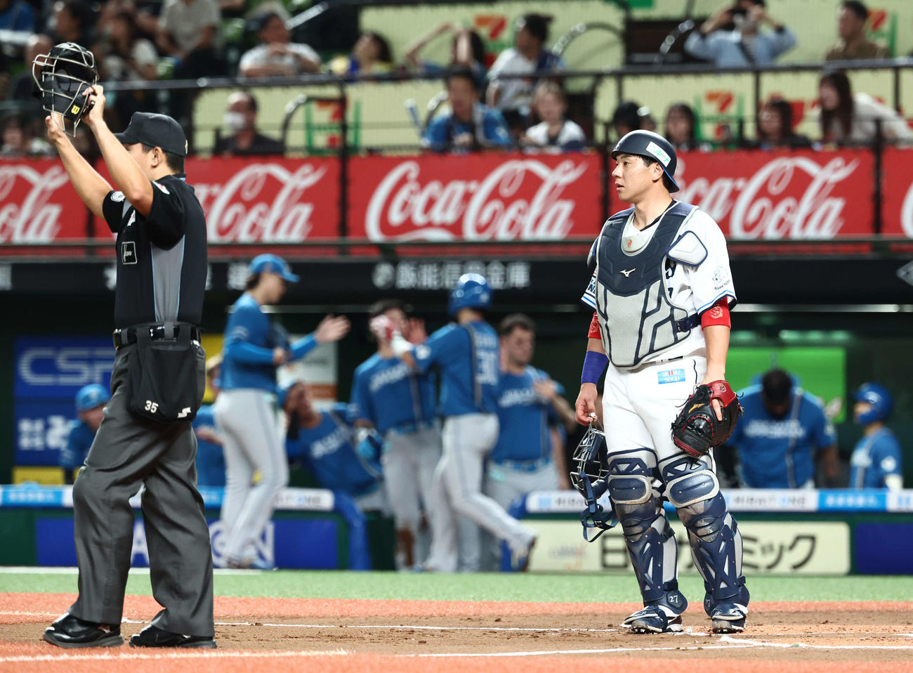 西武対日本ハム　1回表日本ハム1死一、三塁、郡司（後方中央）のホームスチールで先制を許す炭谷（撮影・河田真司）