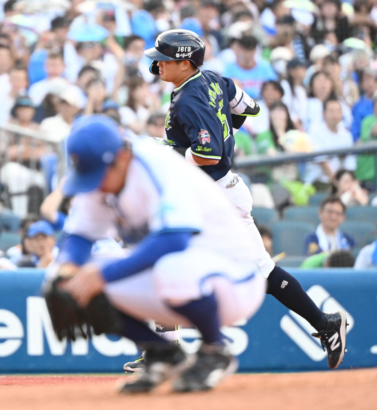 DeNA対ヤクルト　7回表ヤクルト2死一塁、右越えに逆転2ランを放ちダイヤモンドを回る村上。手前は打たれた東＝2024年9月22日