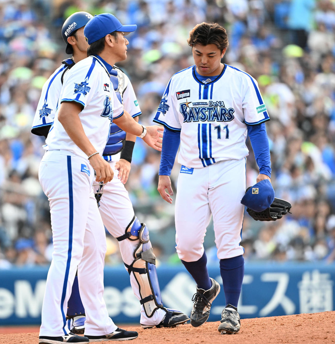 DeNA対ヤクルト　7回表ヤクルト2死一塁、村上宗隆に逆転2ランを許し、三浦監督（左手前）に降板を告げられる東（撮影・千葉一成）