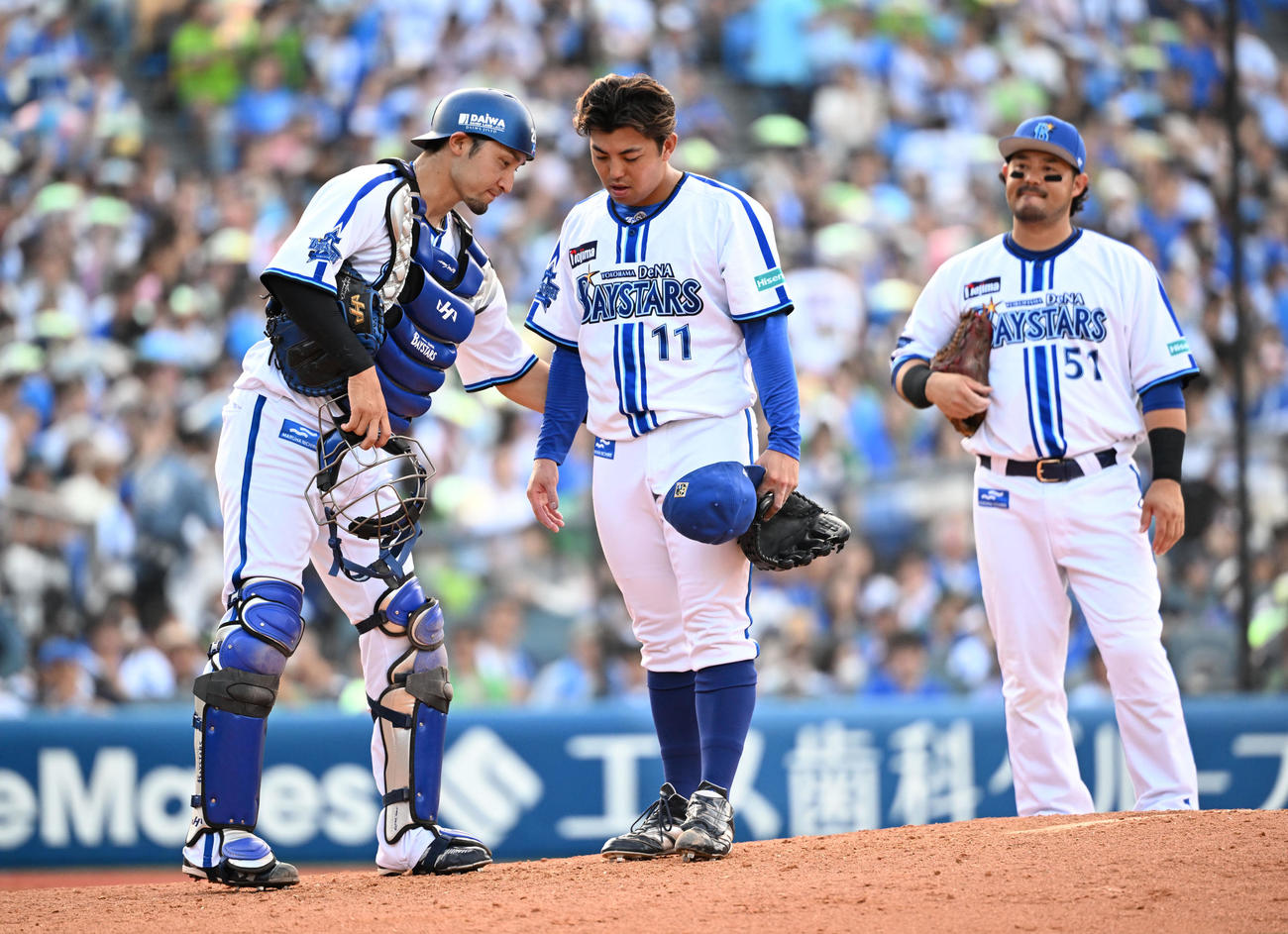 DeNA対ヤクルト　7回表ヤクルト2死一塁、村に逆転2ランを許し、うつむく東（中央）（撮影・千葉一成）