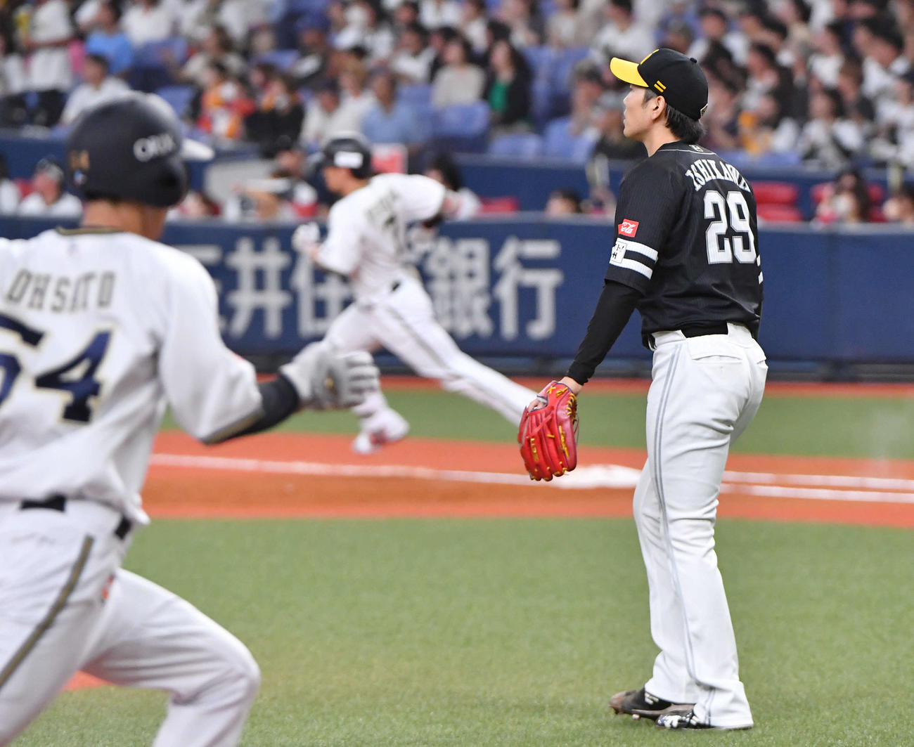 オリックス対ソフトバンク　1回裏オリックス2死一、二塁、西川（奥）に逆転の2点適時中二塁打を打たれた石川（撮影・岩下翔太）