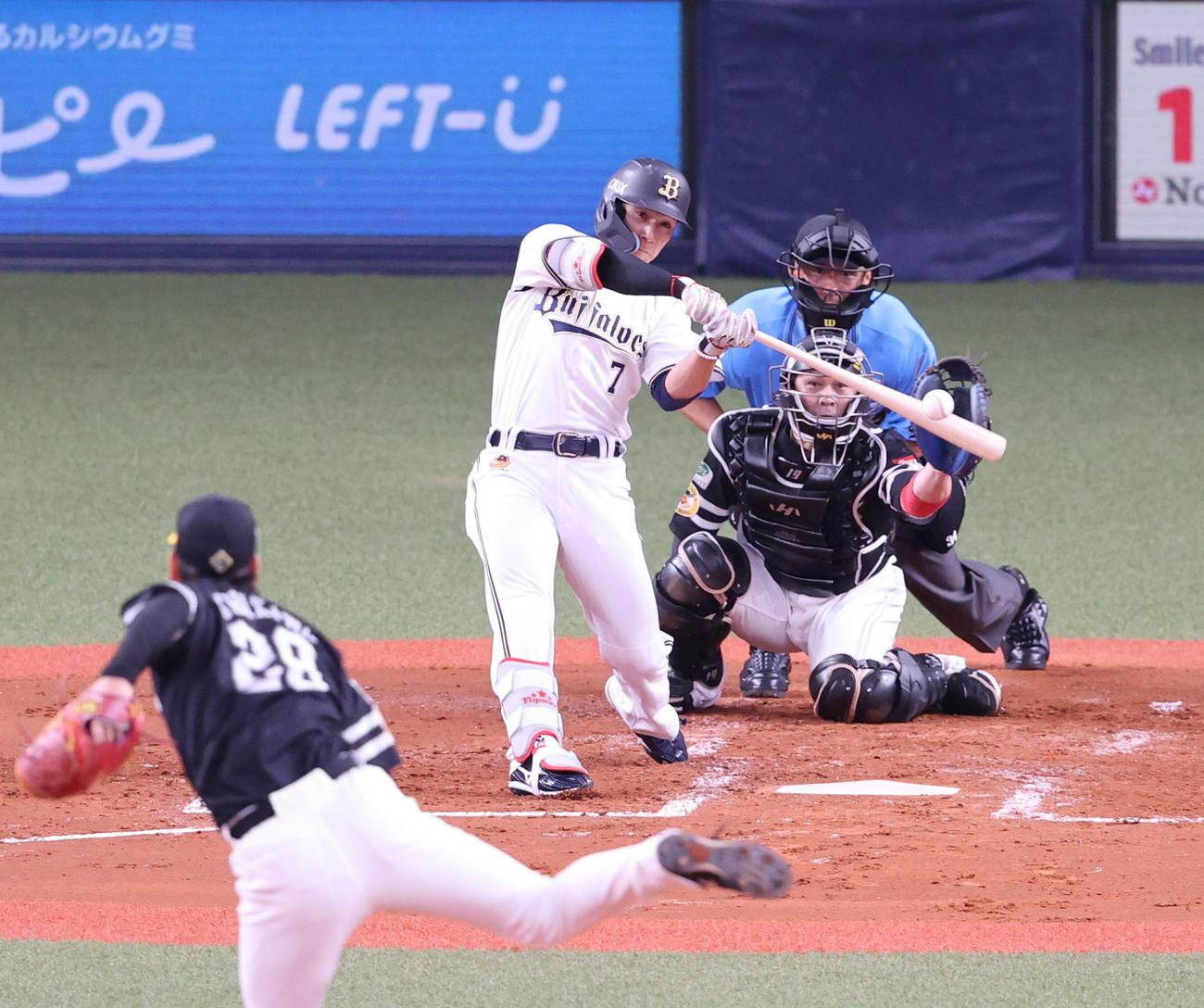 オリックス対ソフトバンク　1回裏オリックス1死一、二塁、西川は中越えに逆転となる適時二塁打を放つ（撮影・梅根麻紀）
