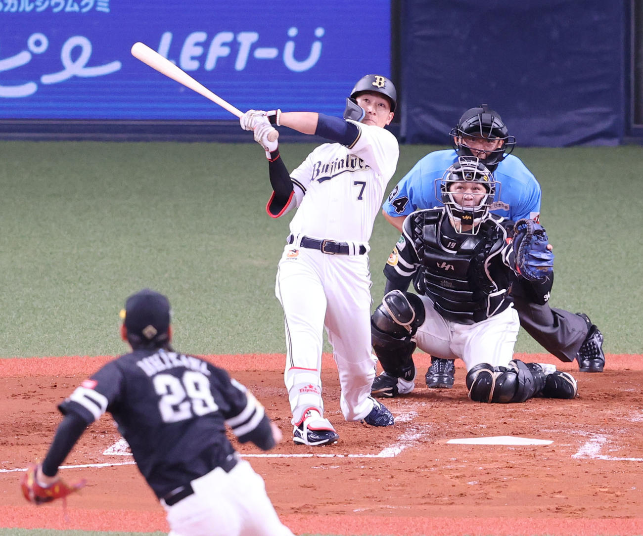 オリックス対ソフトバンク　1回裏オリックス1死一、二塁、西川は中越えに逆転となる適時二塁打を放つ（撮影・梅根麻紀）