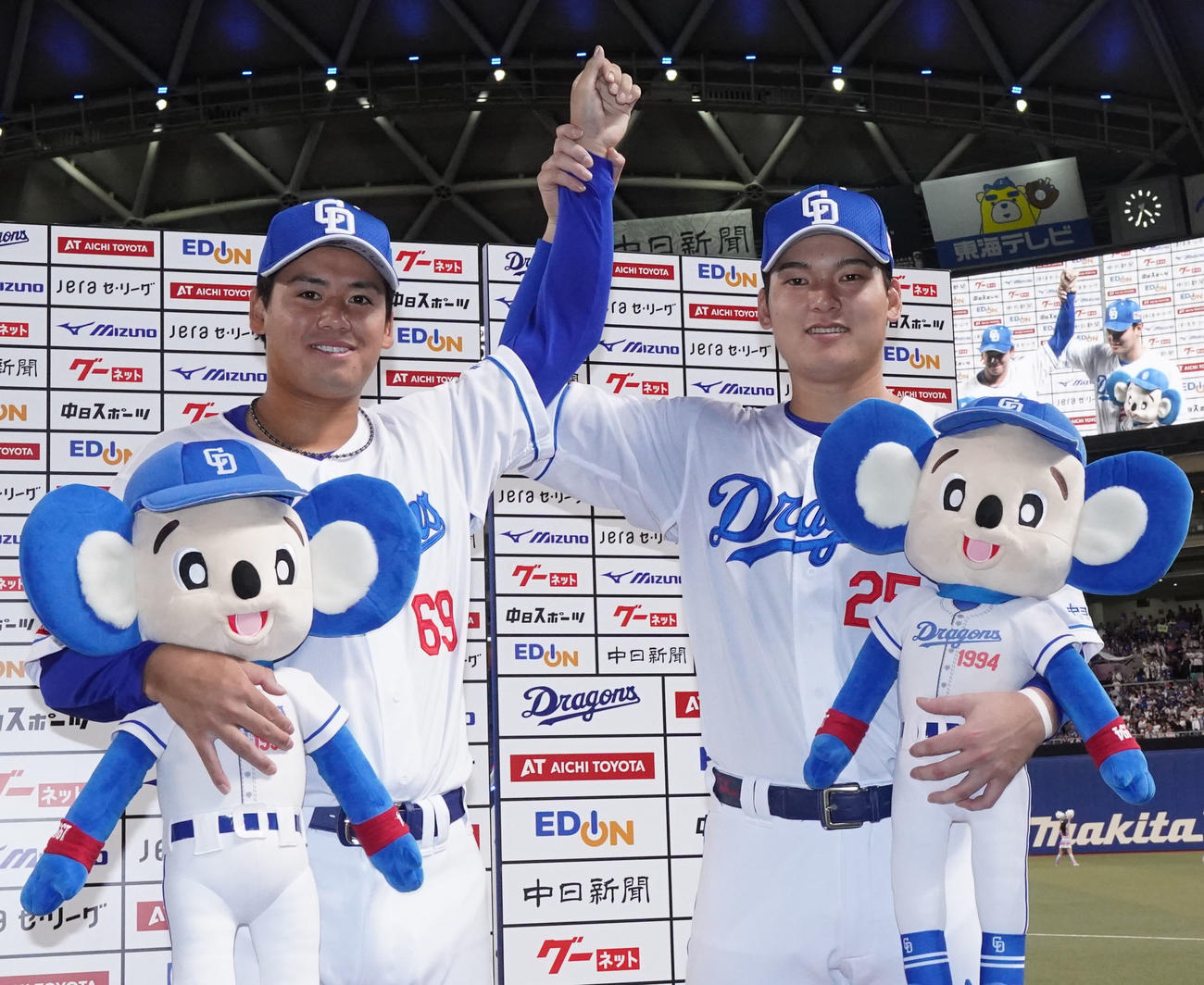 中日対広島　試合終了、清水から勝利球を受け取る松木平（右）（撮影・森本幸一）